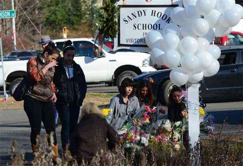 Moradores prestam homenagem s vtimas da escola primria em Newtown(foto: AFP PHOTOEmmanuel DUNAND)