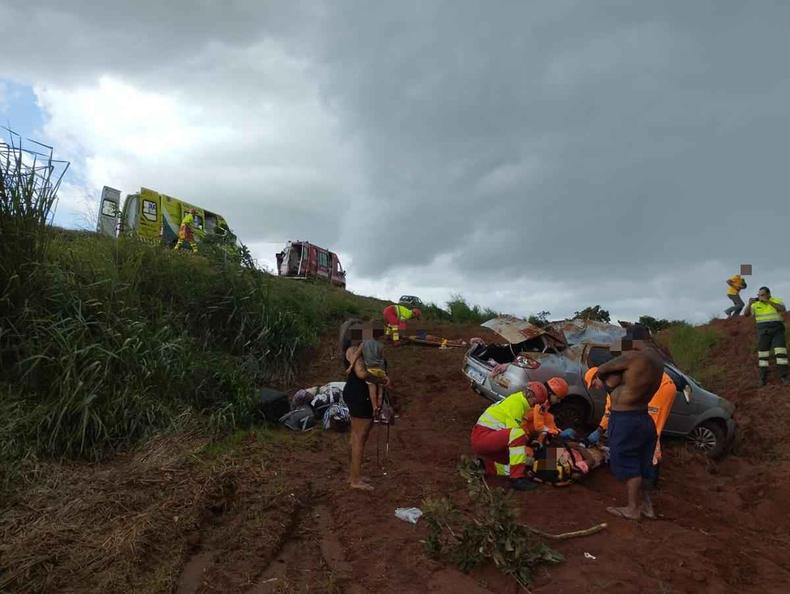 Entre os feridos estavam crianas de colo e outras que precisaram de cuidados mdicos acidente Ituiutaba rodovia macas bombeiros socorro