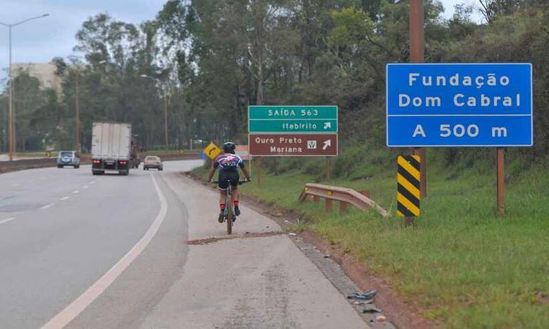 Bicleta passa na via onde Eduardo Lobato foi atingido na manh de sbado em mais uma tragdia como as que mataram 14 pessoas em BH somente em 2021