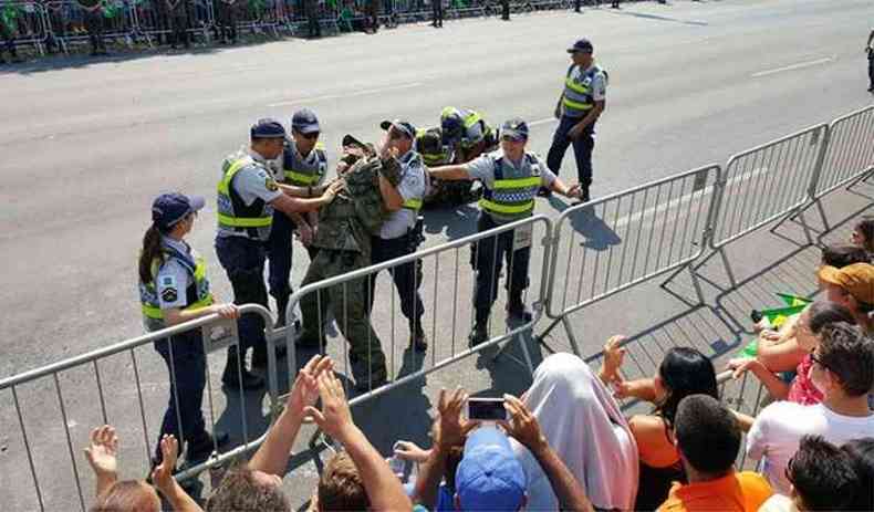 Com agresses verbais  Fora Nacional dupla invadiu desfile em Braslia e teve que ser contida por PMs(foto: Breno Fortes / CB / D.A Press)