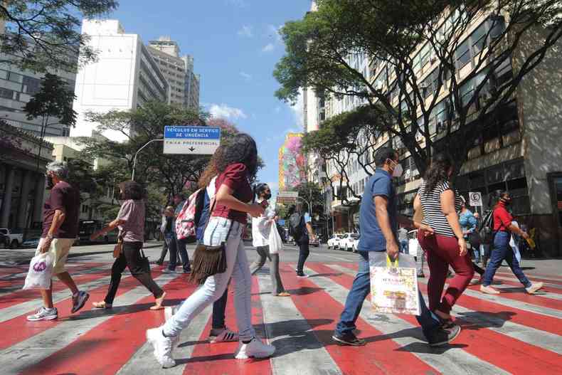 Pessoas atravessam a Avenida Afonso Pena em Belo Horizonte na altura da Praca Sete de Setembro