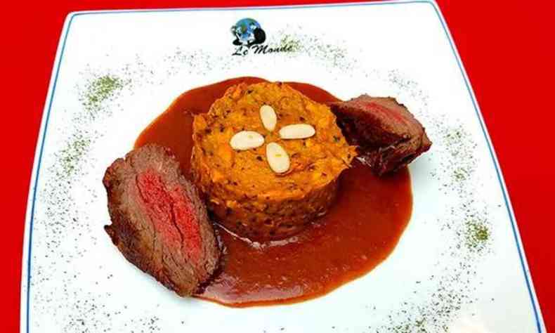 prato de Tranche de filet com molho de especiarias e pur de moranga 