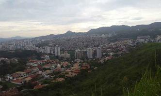 Vista dos bairros Santa Lcia, Luxemburgo e Morro do Papagaio nesta manh. Cu deve permanecer nublado ao longo do dia(foto: Edsio Ferreira/EM/DA Press)