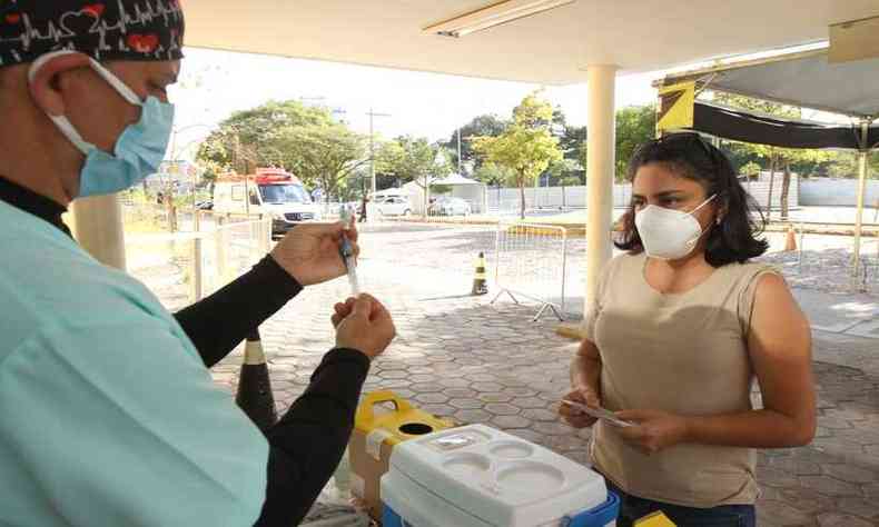 Danielle Coelho Sampaio, de 40 anos, foi vacinada nesta segunda (19/7) no posto da UFMG, em BH(foto: Jair Amaral/EM/D.A Press)