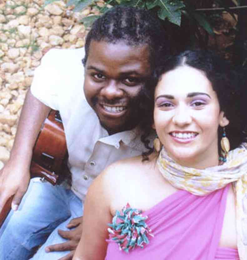 Foto de 2005 mostra a cantora Silvia Gomes abraada ao amigo, o compositor Mestre Jonas
