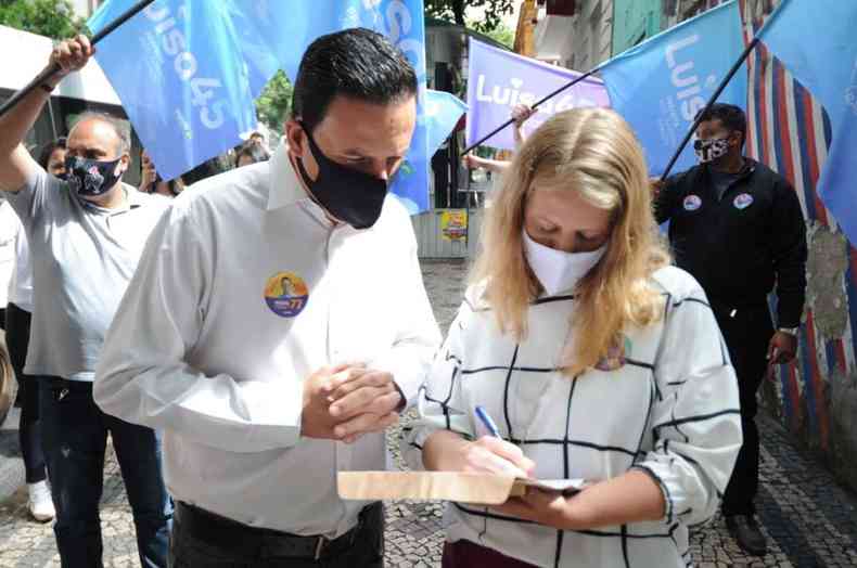 Wendel Mesquita e Luisa Barreto protocolaram carta-convite junto  prefeitura, nesta quarta-feira(foto: Juarez Rodrigues/EM/D.A Press)