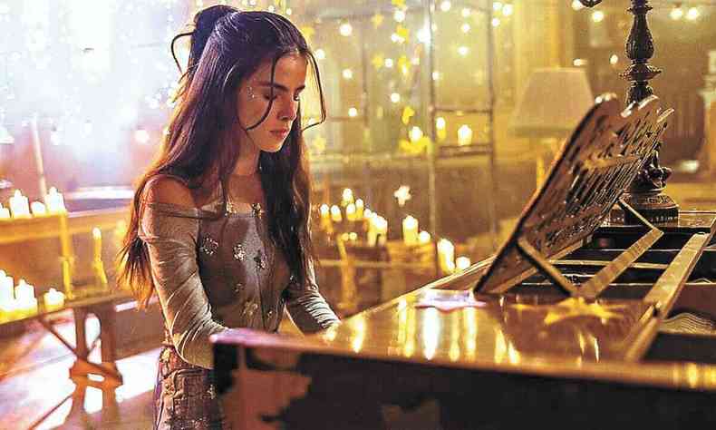 Atriz e cantora Giulia Be toca piano em cena do filme Depois do universo 