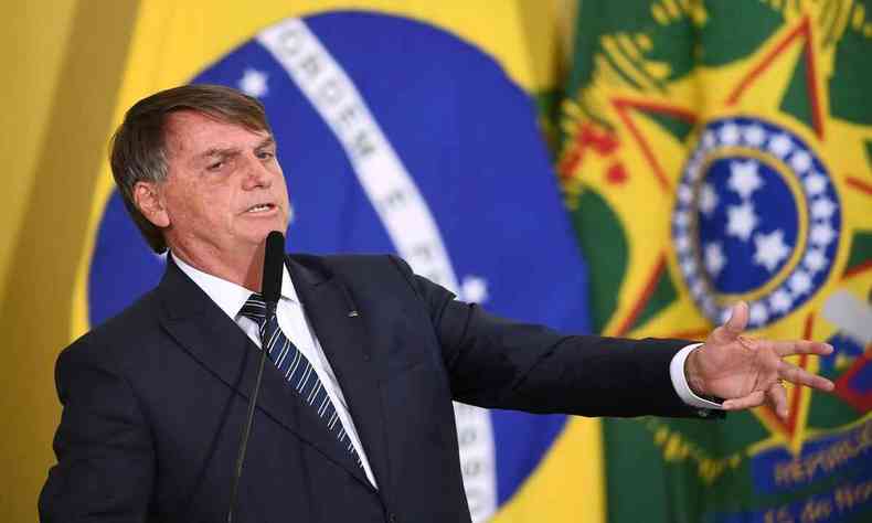 Jair Bolsonaro, presidente do Brasil, em frente a bandeira do pas