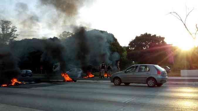 Motoristas se depararam com barreira de pneus incendiados na rodoviaThaíne Belissa/Divulgação
