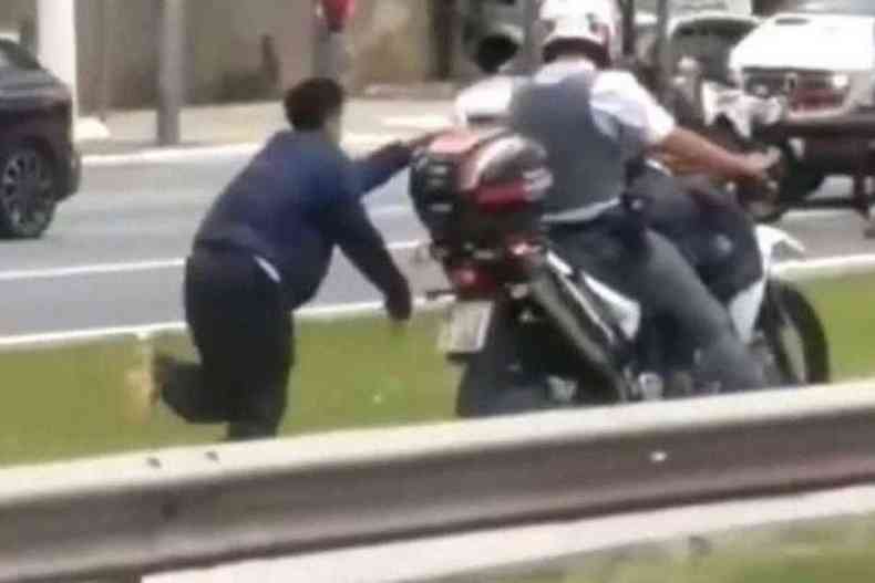 Imagem mostra jovem algemado sendo puxado por moto da PM