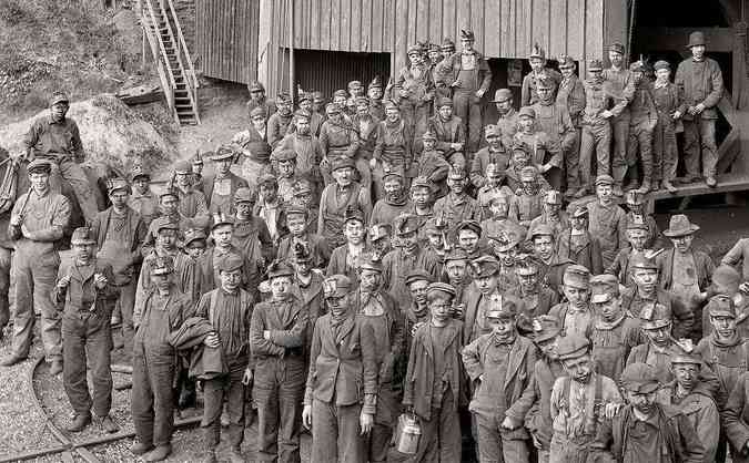 Mineradora de carvo em Kingston, Pennsylvania, 1900. Trabalho infantil e expectativa de 30 anos de vida para garantir o combustvel da indstria nascente.(foto: Internet/Shorpy)