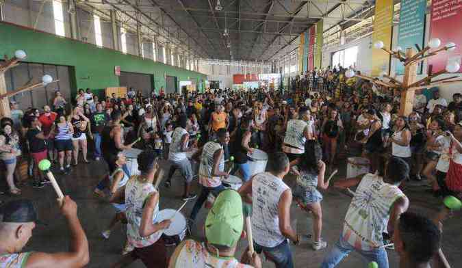 Msicos do bloco Pega que Sara ensaiaram na Praa da Estao(foto: Tulio Santos/EM/D.A Press)