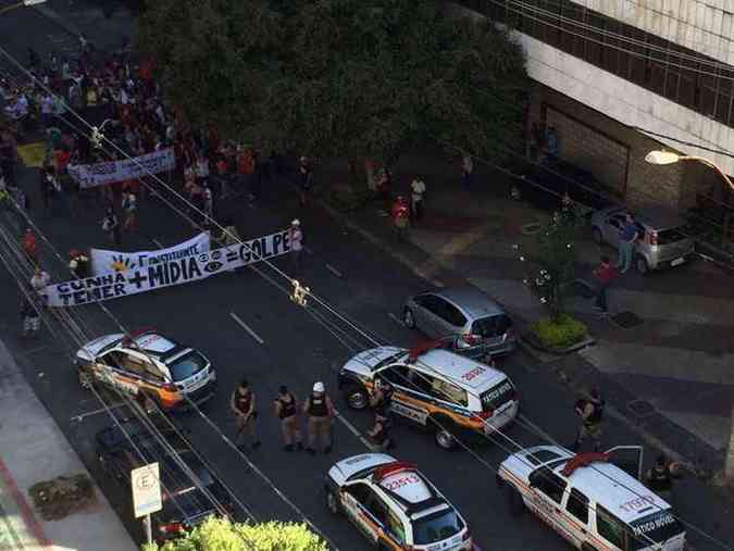 Manifestao na tarde deste domingo em frente ao prdio onde mora o senador Antonio Anastasia(foto: Benny Cohen/EM/D.A Press)