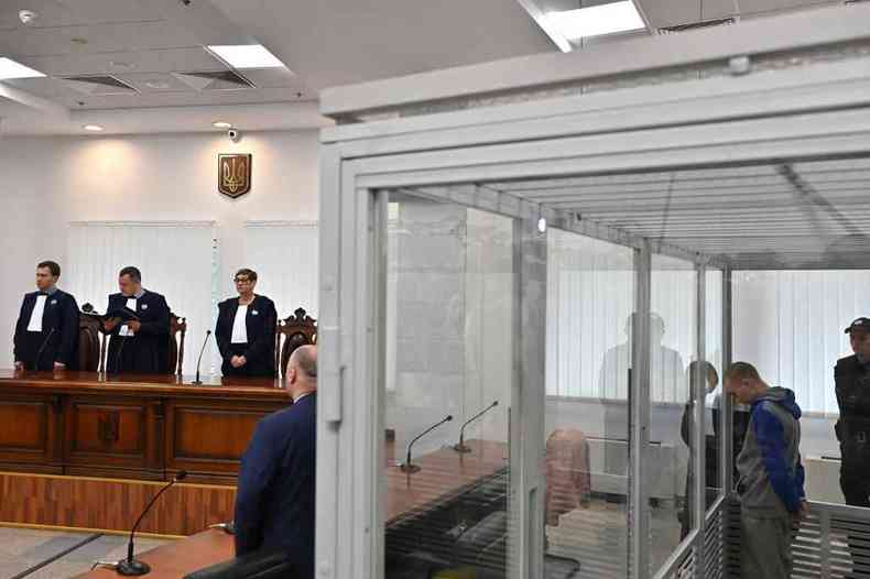 Momento em que tribunal ucraniano anuncia sentena para soldado russo por crime de guerra