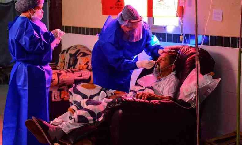 Principais problemas relatados foram neuralgia e dor muscular em 5% dos casos e dificuldade para respirar em 3,5%(foto: Daniel Duarte/AFP)