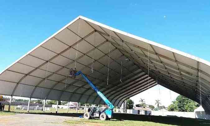 Cerca de 500 profissionais trabalham com 4 toneladas de equipamentos para a montagem da estrutura no Campo do Abaet(foto: Guilherme Leonart/Divulgao )