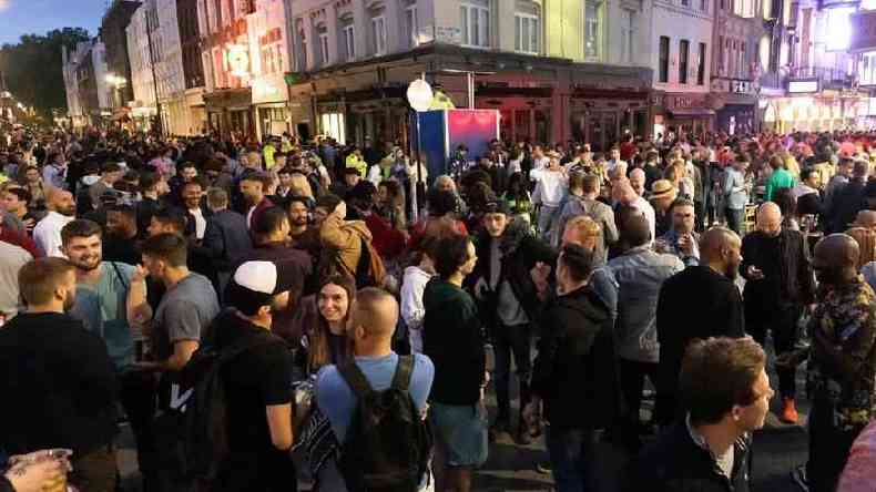 Em Londres, o 'super sbado' foi marcado por aglomeraes em vrios cantos do bairro bomio de Soho, em Londres, onde ruas foram fechadas para carros(foto: EPA)