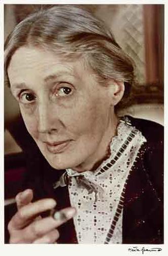 Virginia Woolf posou para as lentes da fotógrafa Gisele Freund em 1939, dois anos antes de sua morte. Imagem integrou exposição promovida pela National Portrait Gallery, em Londres, em 2009(foto: Gisele Freund/National Portrait Gallery/Reuters) Virginia Woolf olha para a câmera, com um cigarro entre os dedos