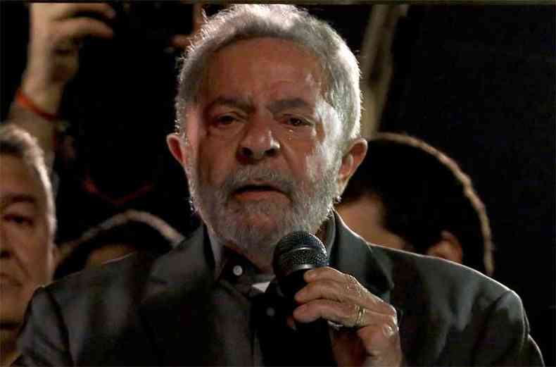 Lula conversar nesta quarta com senadores sobre a proposta de um plebiscito para consultar a populao a respeito de novas eleies.(foto: Miguel Schincariol )