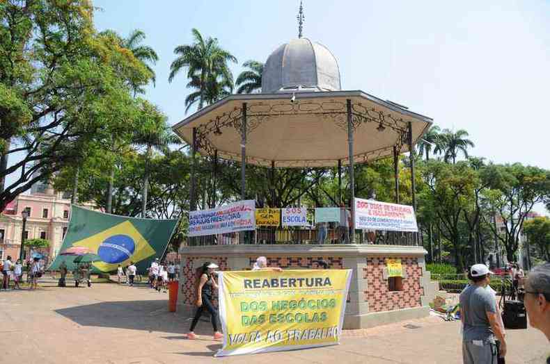 Movimento Pais Pela Educao vo  Praa da Liberdade a favor da volta s aulas(foto: Juarez Rodrigues/EM/D.A Press)