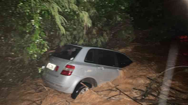 Fiat Stilo foi arrastado em rio na comunidade de Cabeceiras, na zona rural de Montes Claros e motorista morreu