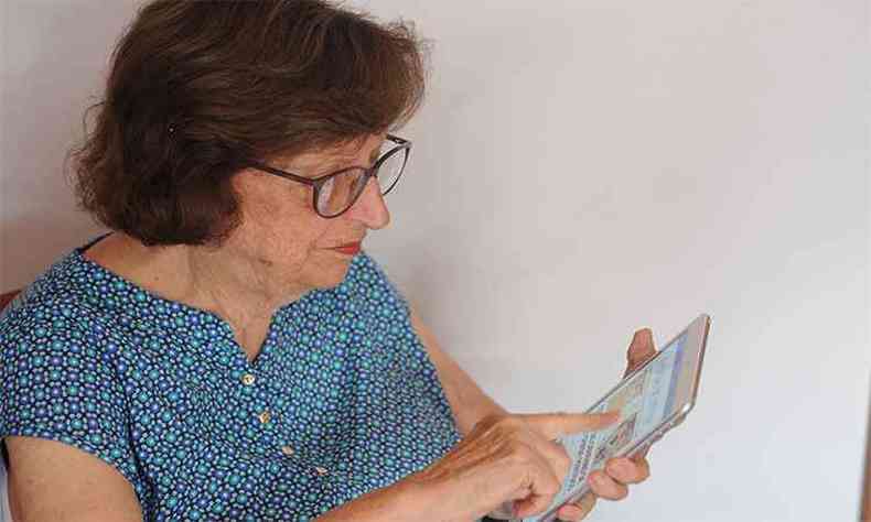 As mos de Maria Helena Andrs, de 96 anos, pintam, desenham, esculpem e acessam notcias pelo tablet(foto: Leandro Couri/EM/D.A Press)
