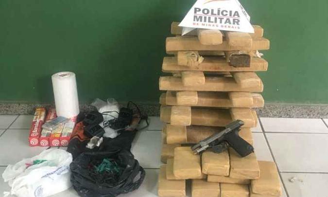 Na operação, foram apreendidos aproximadamente 50 quilos de maconha e uma arma de fogo(foto: Polícia Militar / Divulgação) Na operação, foram apreendidos aproximadamente 50 quilos de maconha e uma arma de fogo(foto: Polícia Militar / Divulgação)