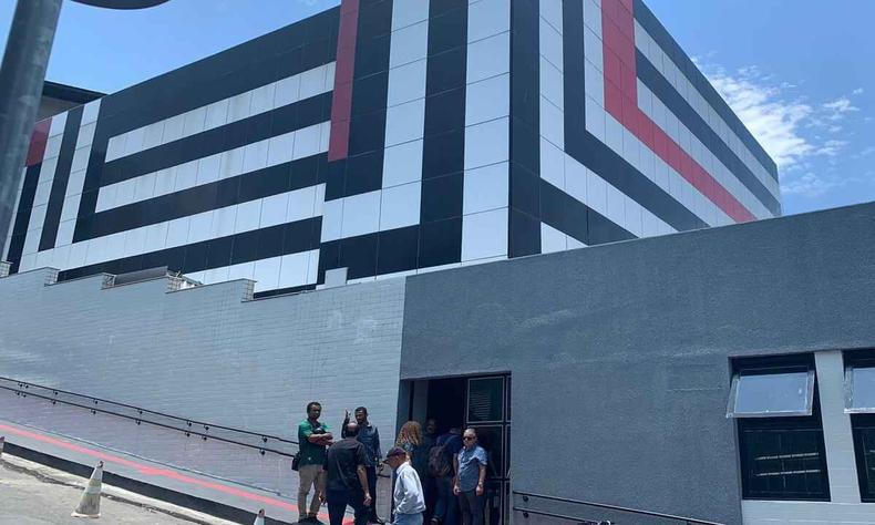 Igreja da Lagoinha, fachada com alguns seguranas em volta da porta 