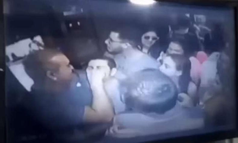 11 pessoas dentro de um elevador. Dá para eles espremidos 