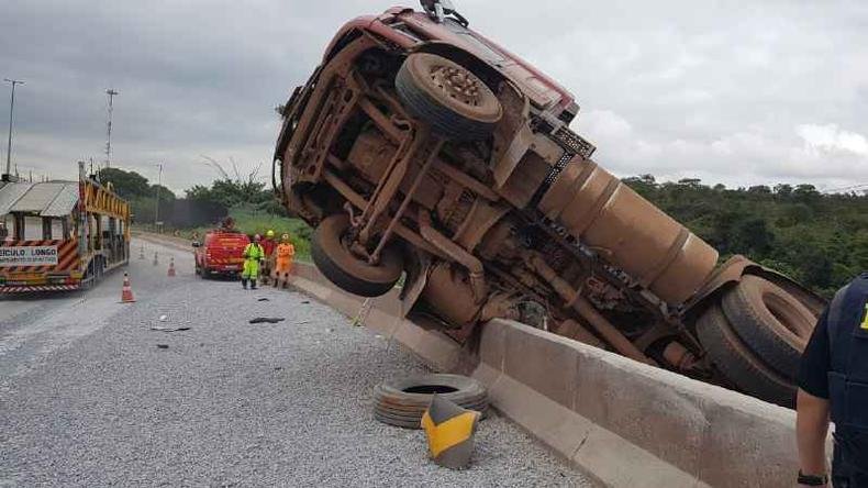 Carreta est� pendurada na mureta