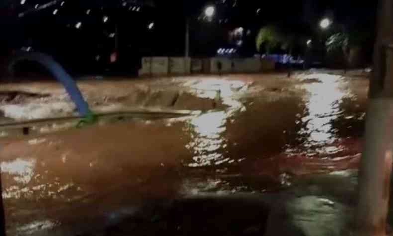 Frame de vdeo mostra enchente na Avenida Ftima Porto, em Patos de Minas(foto: Reproduo/WhatsApp)