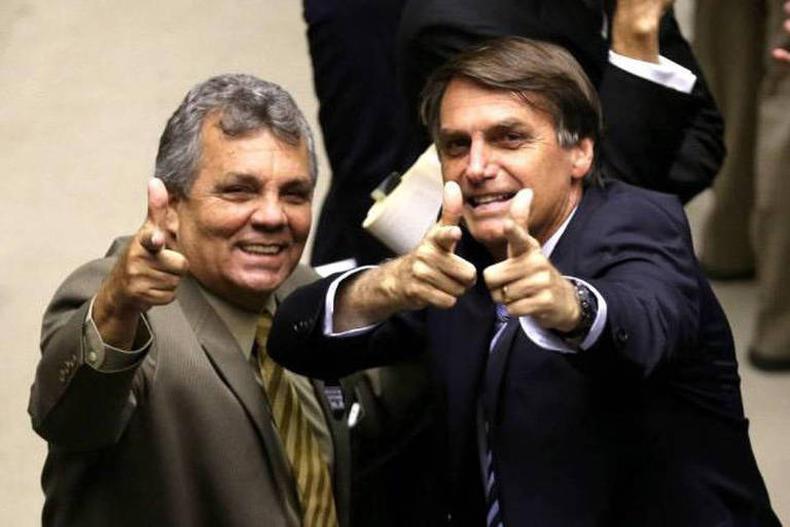Alberto Fraga e Bolsonaro fazem arminha(foto: Arquivo pessoal) Alberto Fraga e Bolsonaro fazem arminha