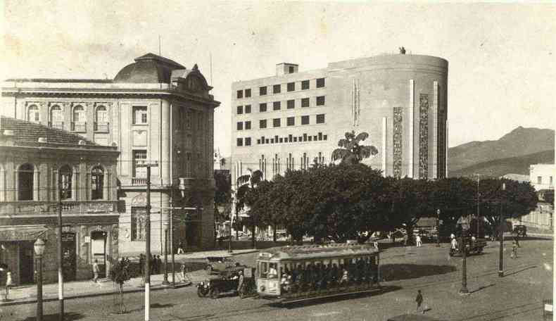 Praa Sete, na dcada de 1930. No fim dos anos 1940, capital chegou a ter 73 quilmetros de linhas de bonde(foto: Arquivo EM)