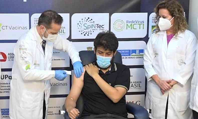 Imagem mstra voluntrio recebendo a vacina