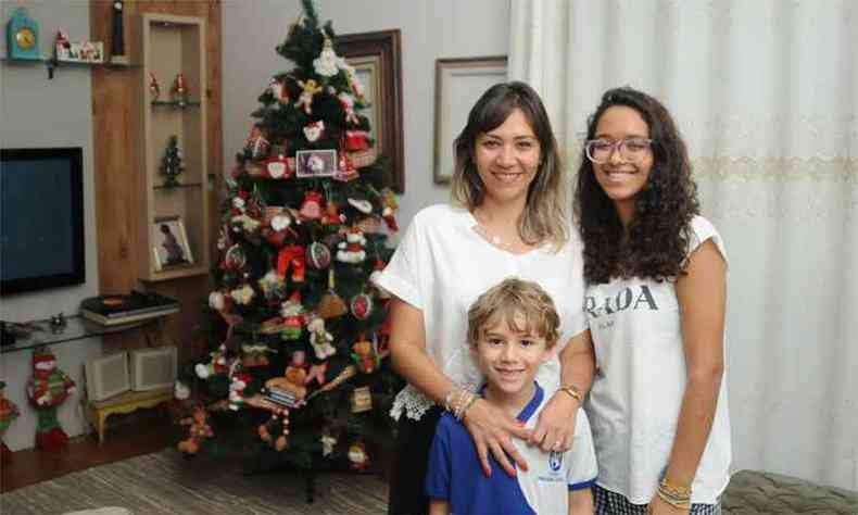 Sabrina, com os filhos Nathan e Sophia, diante da nova rvore de Natal: opo por produto no inflamvel(foto: Tlio Santos/EM/DA Press)