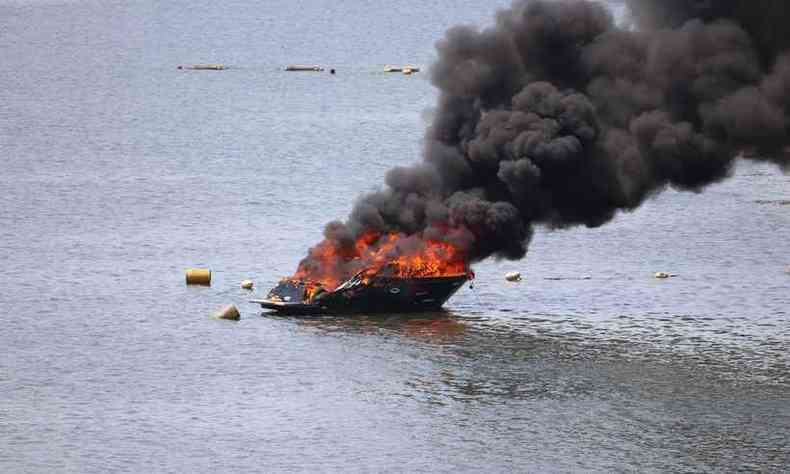 Lancha incendiou completamente no lago de Furnas(foto: Corpo de Bombeiros/Divulgao)