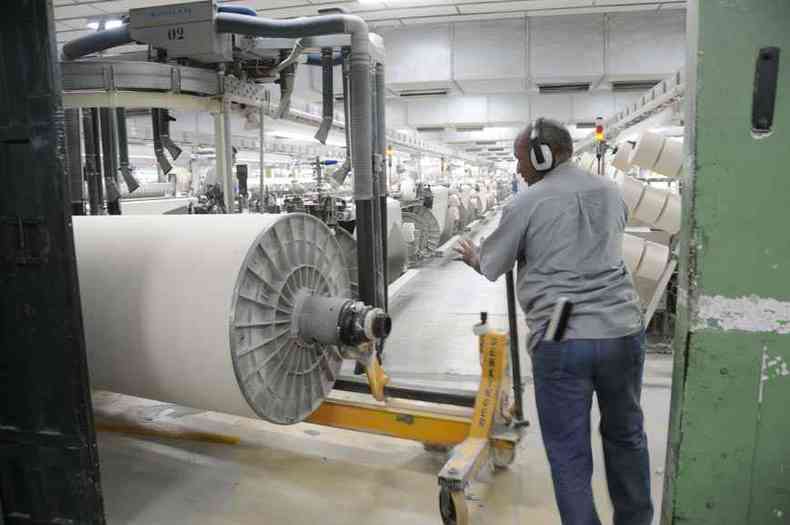  Fbrica txtil: setor de manufatura reduziu sua participao no PIB de 25,6% para 21,4% (foto: Beto Novaes/EM/D.A Press 25/11/10)