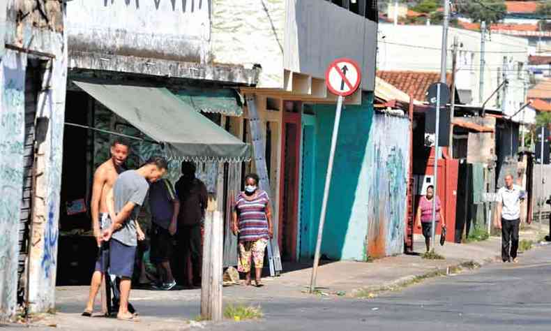 Nas ruas do Bairro So Salvador,  fcil perceber que uso de mscara em locais pblicos no  consenso (foto: Gladyston Rodrigues/EM/D.a press)