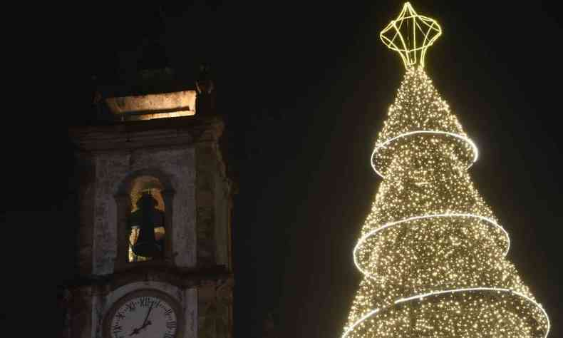 Iluminao de Natal na Praa Tiradentes close na torre do relgio do museu com a rvore de natal ao lado