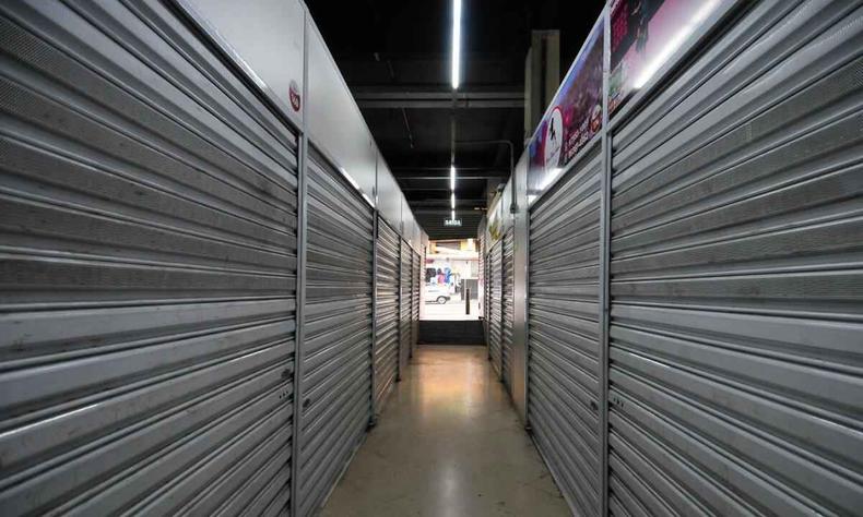 Boxes fechados no corredor do estabelecimento 