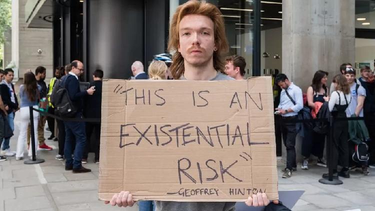 Homem faz protesto com placa de papelo contra a Inteligncia Artificial