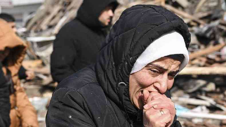 Uma mulher chora perto de um prdio desabado na cidade turca de Kahramanmaras (7 de fevereiro de 2023)