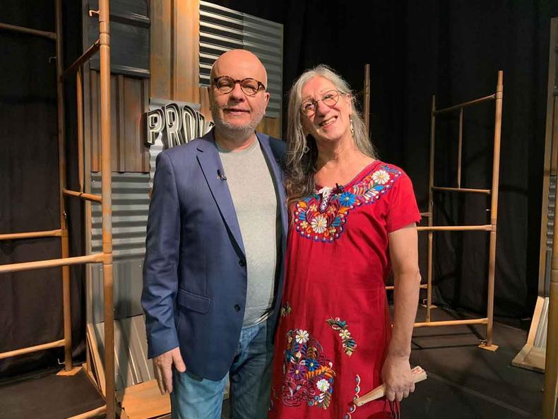 Marcelo Tas e Laerte nos bastidores do programa que vai ao ar nesta terça (26/4)(foto: Lara Asano/TV Cultura) Marcelo Tas, de casaco azul, e Laerte, de vestido vermelho, nos bastidores do programa Provoca, da TV Cultura