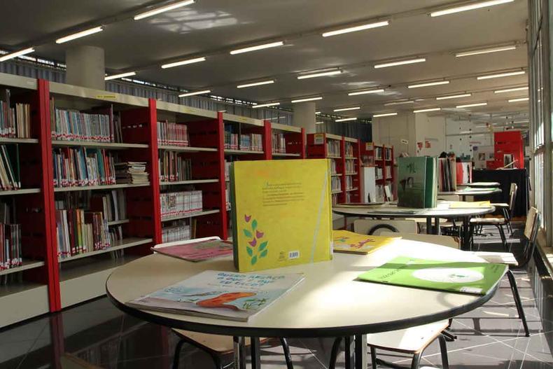Salo da Biblioteca Pblica Estadual de Minas com mesas e estantes