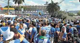 No jogo entre Cruzeiro e Grmio no dia 10, mais de 60 mil torcedores se aglomeraram em torno do Mineiro e complicaram a vida dos moradores e turistas(foto: Beto Magalhes/EM/D.A Press)