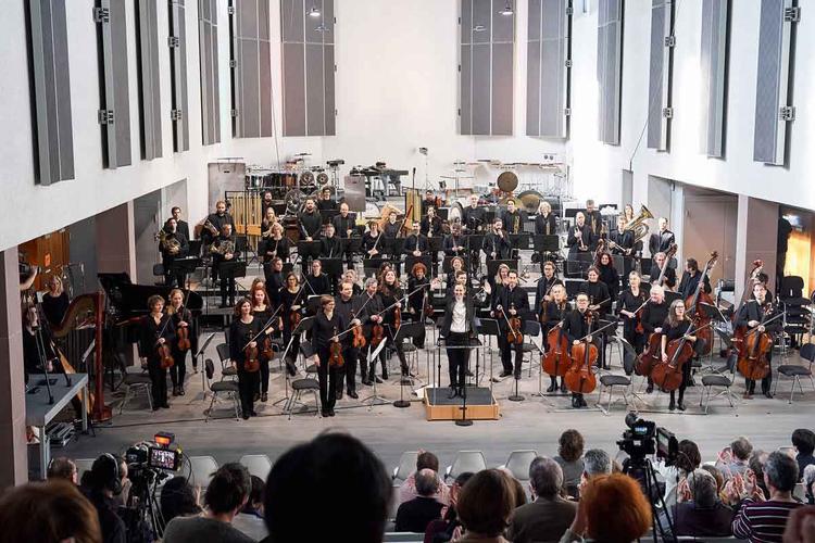Orchestra Basel Sinfonietta, regida pela maestrina Jessica Cottis, se apresenta durante o concurso em Basileia