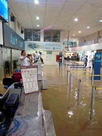 Terminal de passageiros alagado(foto: WhatsApp/Reproduo)