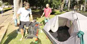 Nicols Villarreal e Lucas Lecuona, que chegaram de carona a BH, esto acampados na Praa da Liberdade(foto: Ramon Lisboa/Em/DA Press)
