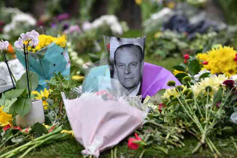 Tributos mundiais marcam a morte do marido da Rainha Elizabeth II, o prncipe Philip, que aparece entre as flores em frente ao Castelo de Windsor(foto: Paul Ellis/AFP)