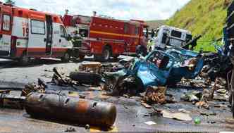O carro atingido pelos veculos de carga ficou destrudo(foto: Corpo de Bombeiros/Divulgao)